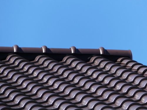 耐久性が高い屋根材「陶器瓦」と「ガルバリウム鋼板」